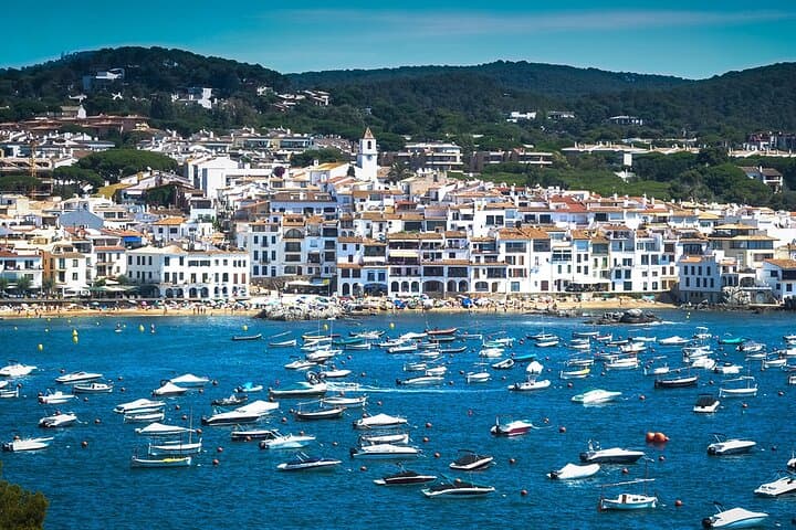 Girona and Costa Brava Tour with Traditional Seafood Paella Lunch