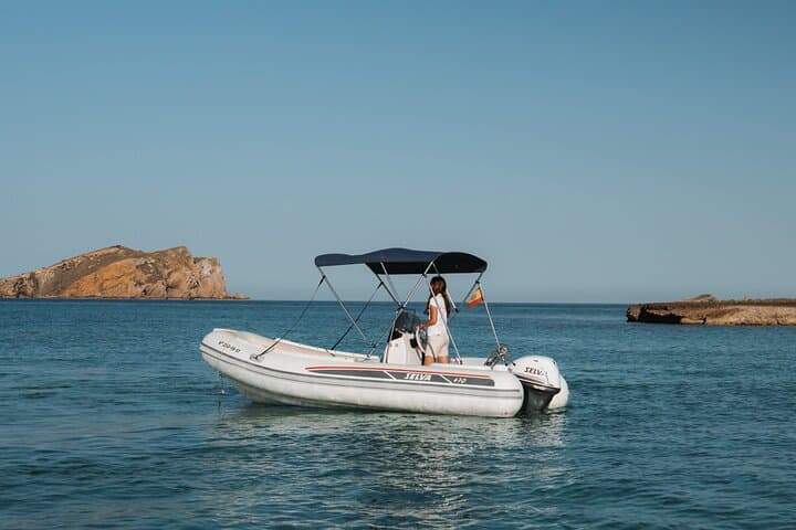 Boat rental for 6 people. No license required.
