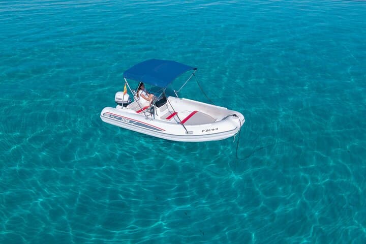 Boat rental for 6 people. No license required.