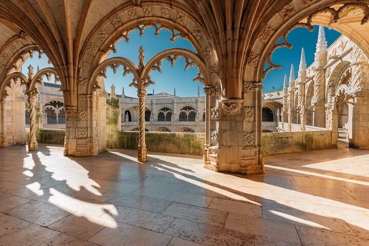 Private transfer from Seville to Lisbon, 2 hours for sightseeing