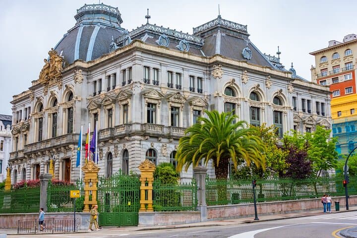 Private Tour Historic Center and Cathedral of Oviedo with tickets