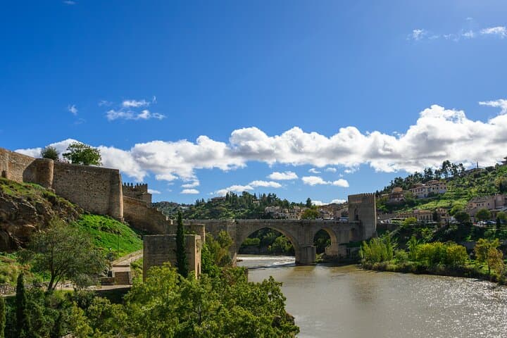 Toledo Day Trip from Madrid with Synagogue, Wine and Tapas