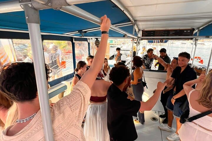 Barcelona Boat Party with 4 Drinks, DJ, Rooftop & Top Club Entry
