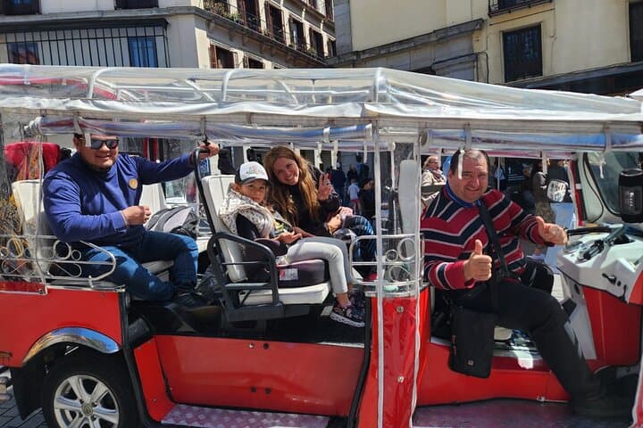 Admire Madrid from a new perspective with our 90-minute tuk tuk tour. Perfect for those looking for a quick, fun and complete introduction to the city."