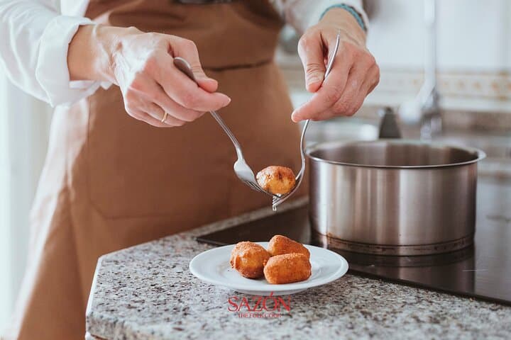Show cooking on a rooftop at a Spanish mom’s home in Córdoba