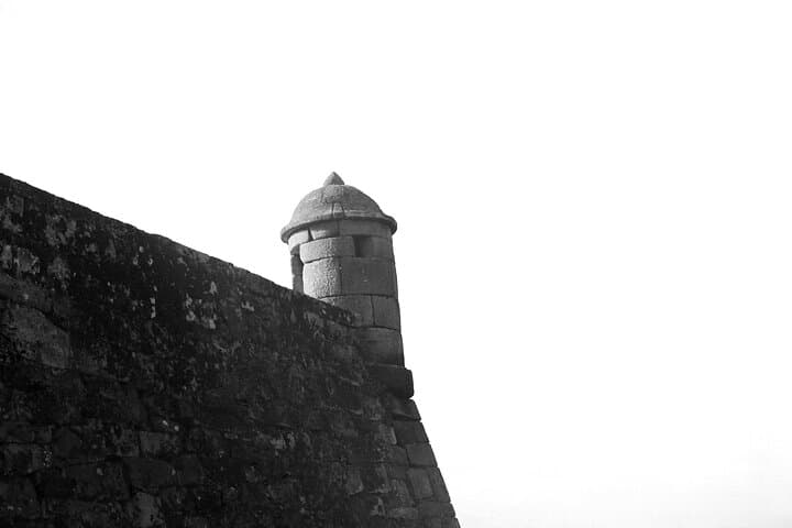 History with sea views. The Castle of San Sebastián, witness to battles and legends, stands on the estuary with its imposing presence. Today it is a perfect place to walk and discover its past.
