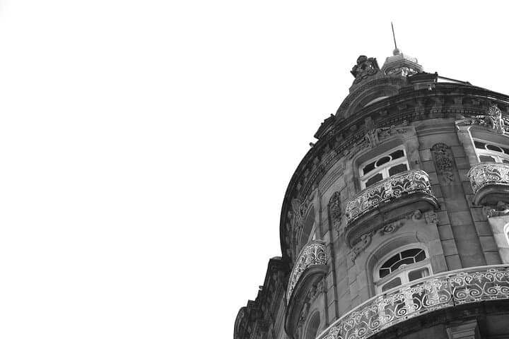 The El Moderno Building captivates with its elegant design and unmistakable tower. An architectural icon in the heart of Vigo, where history and art merge in every detail of its facade.