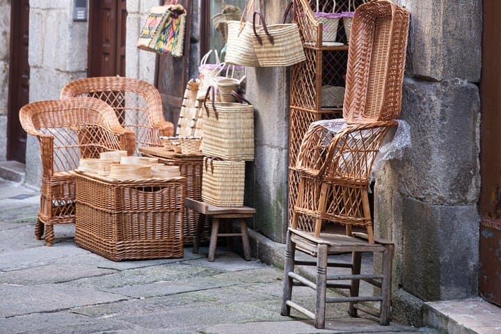 Charming craftsmanship in the heart of Vigo. The Rúa Cesteiros keeps the traditional trade alive with its basket shops and details that transport you to another era.