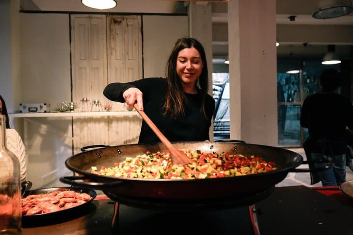 Gaudi Highlights & Paella Cooking Class Small Group