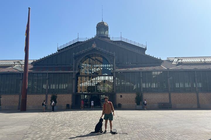 Guided Walking Tour in Barcelona with a friendly Dog