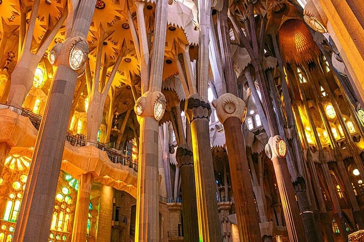 Barcelona: Highlights of Sagrada Familia Max 6 People Guided Tour