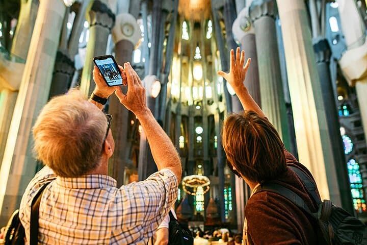 Barcelona: Highlights of Sagrada Familia Max 6 People Guided Tour