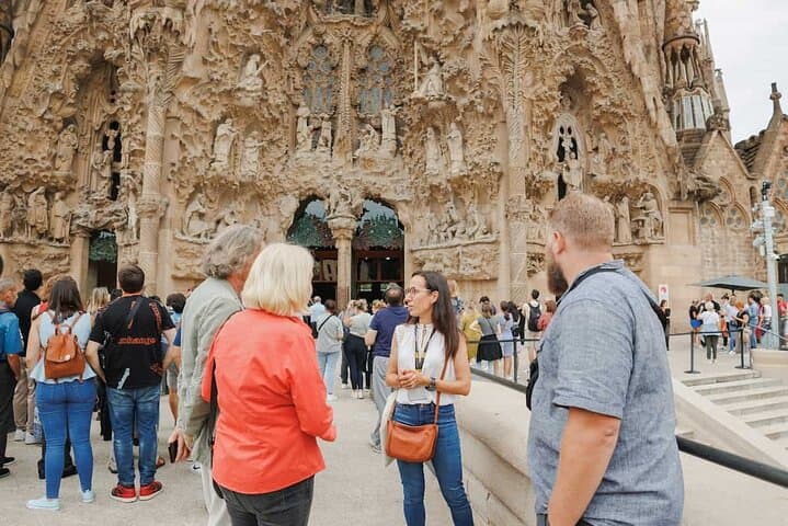 Barcelona: Highlights of Sagrada Familia Max 6 People Guided Tour