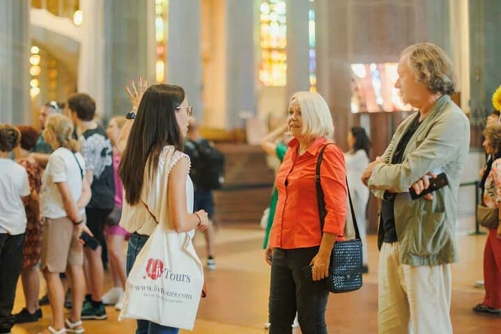 Barcelona: Highlights of Sagrada Familia Max 6 People Guided Tour