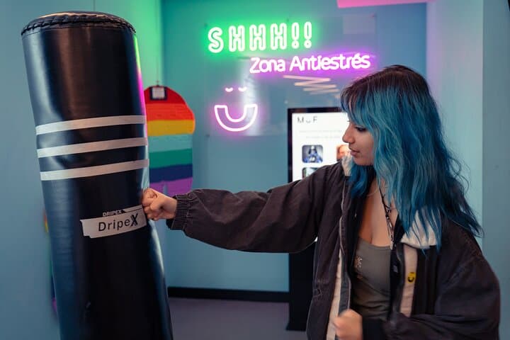 Museum of Happiness Madrid: Release tension in our Anti-Stress Zone, an experience designed to release emotions and reconnect with well-being.