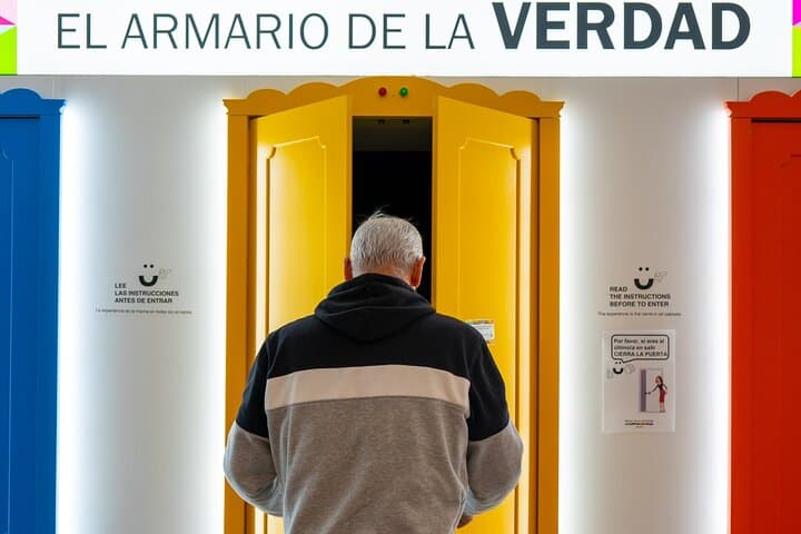 Museum of Happiness Madrid: Enter the Truth Closet, an introspective installation that invites you to listen and connect with yourself.