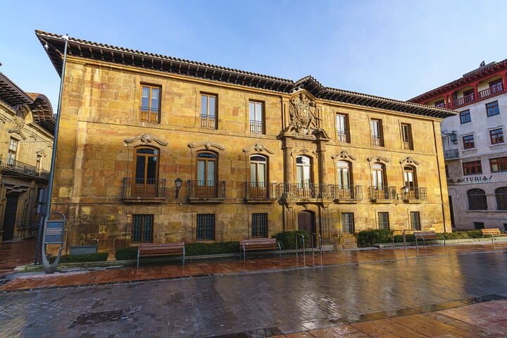 Palace of Valdecarzana and Heredia
