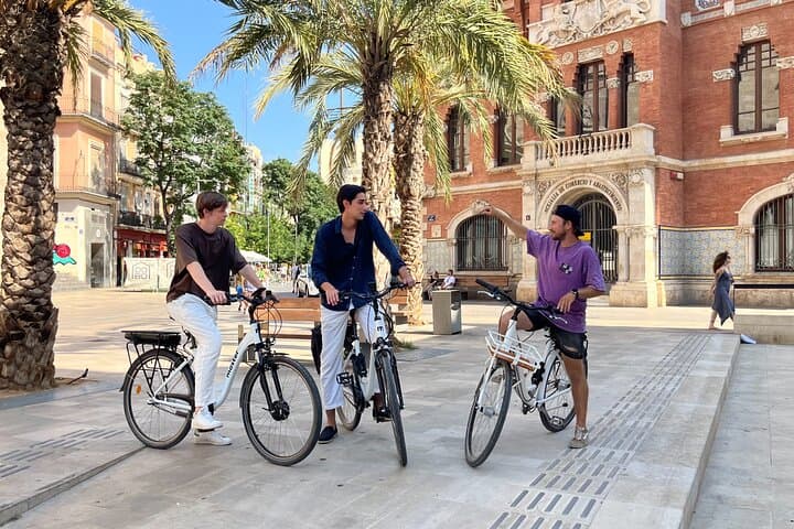 Valencia: Historic Center and City of Arts Guided Bike Tour