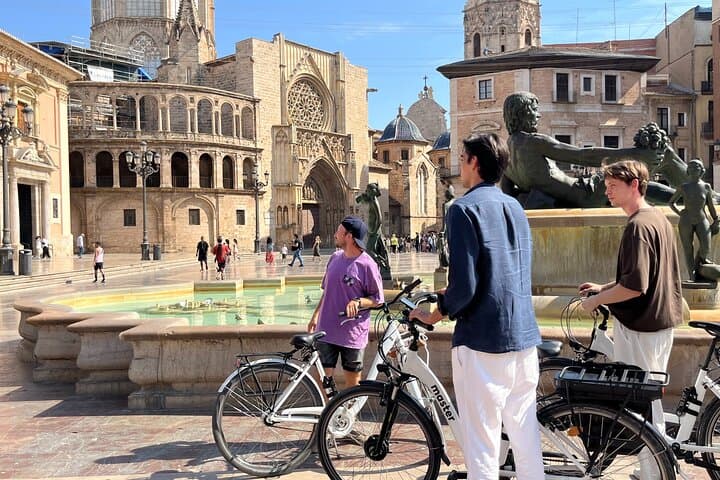 Valencia: Historic Center and City of Arts Guided Bike Tour