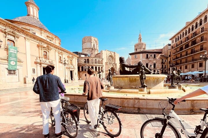 Valencia: Historic Center and City of Arts Guided Bike Tour