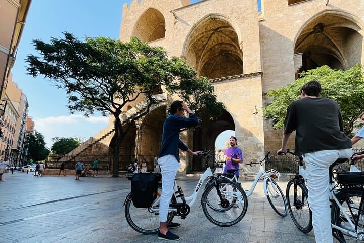 Valencia: Historic Center and City of Arts Guided Bike Tour