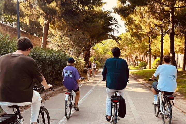 Valencia: Historic Center and City of Arts Guided Bike Tour