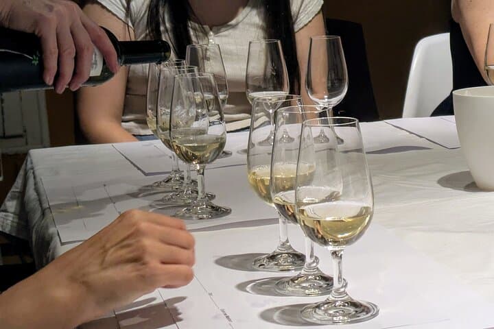 Every pour is the beginning of a story – guided wine tasting with attention to aromas, colors, and connection.