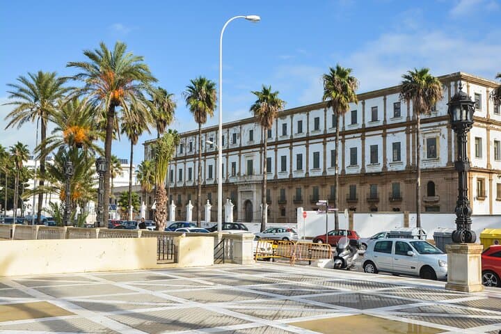 Hello Cadiz: Private 2-Hour Intro City Walk with Local Guide