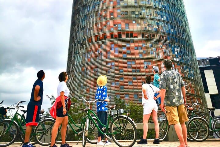 Pedal with your group through Barcelona’s most iconic and picture-perfect spots!