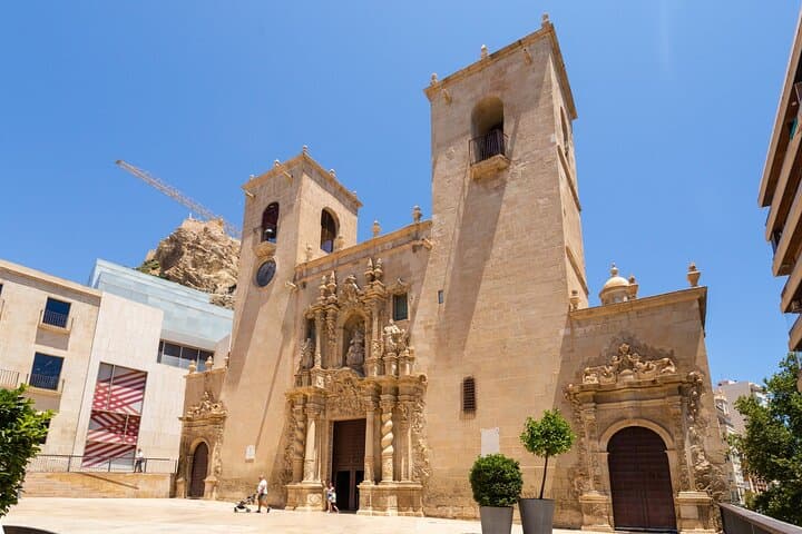 Hello Alicante: Private 2-Hours Intro City Walk with Local Guide