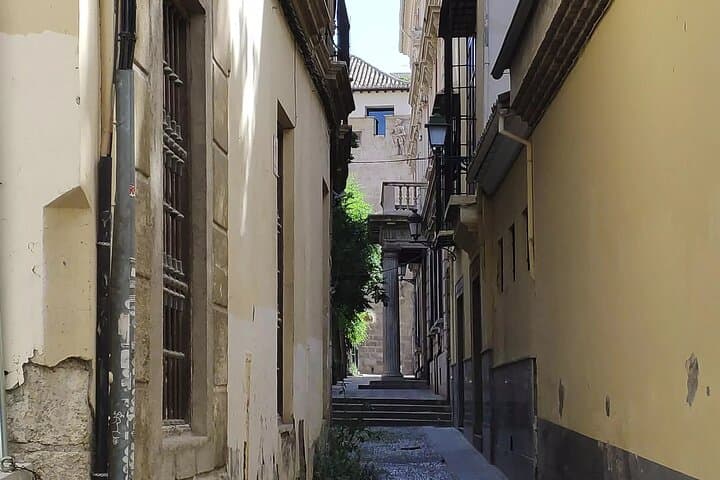 Central Granada's Architectural Highlights: A Self-Guided Tour