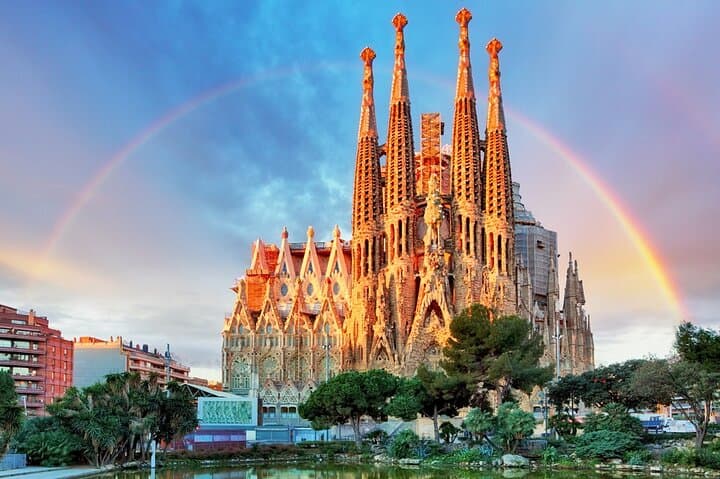 Private Customizable Group Tour of Barcelona from hotel or port