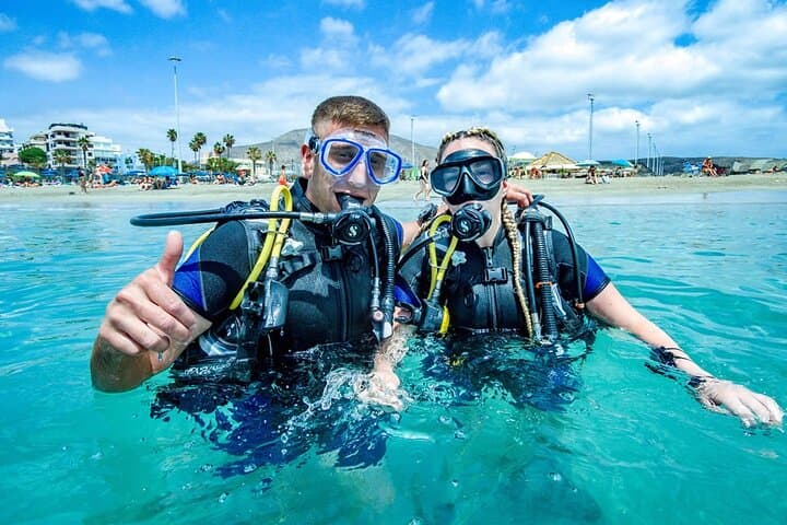 Smiling couple at the surface
Beginner divers in Tenerife — big smiles, thumbs up, and amazing memories from your first scuba experience.