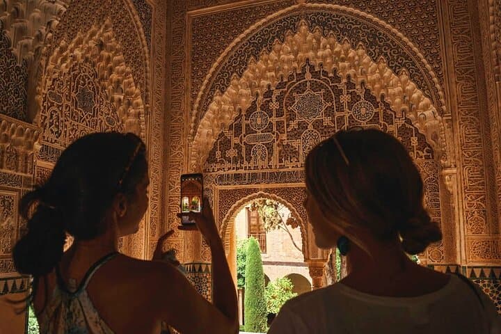 Alhambra Visit Without a Tour Guide – Freedom to Explore
Want to visit the Alhambra without a tour guide? This self-guided experience includes entry tickets and an audioguide, allowing you to discover
