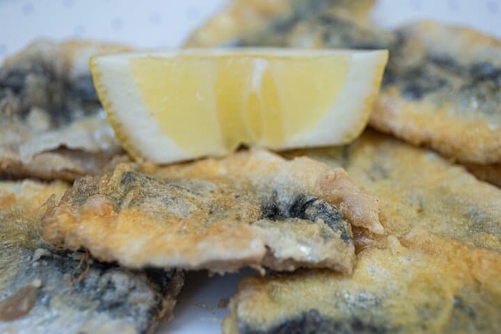 Lemon gives a touch to the battered xoubas