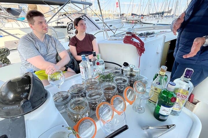 Barcelona: Sunset sailing cruise with gin and tonic workshop