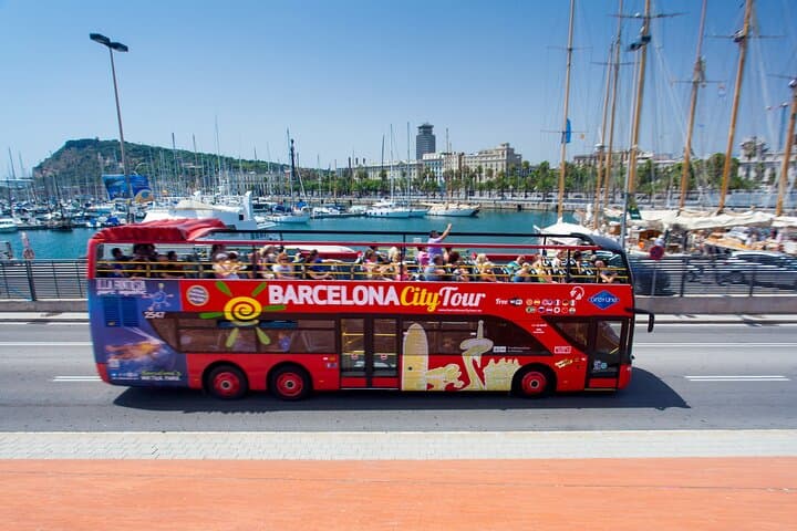 Barcelona MegaPass: Top Attractions incl. Public Transport
