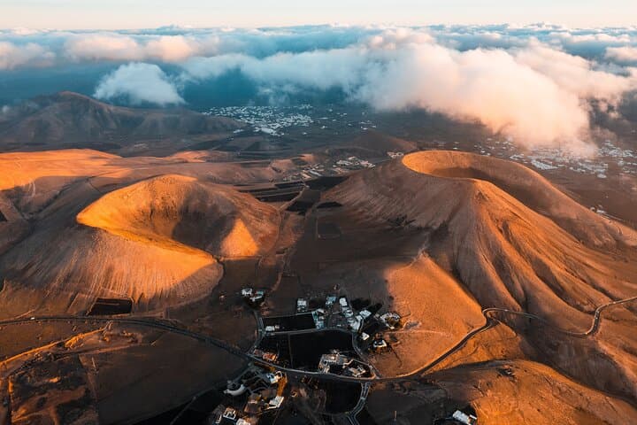 Private tour from Lanzarote: Timanfaya, El Golfo & Los Hervideros