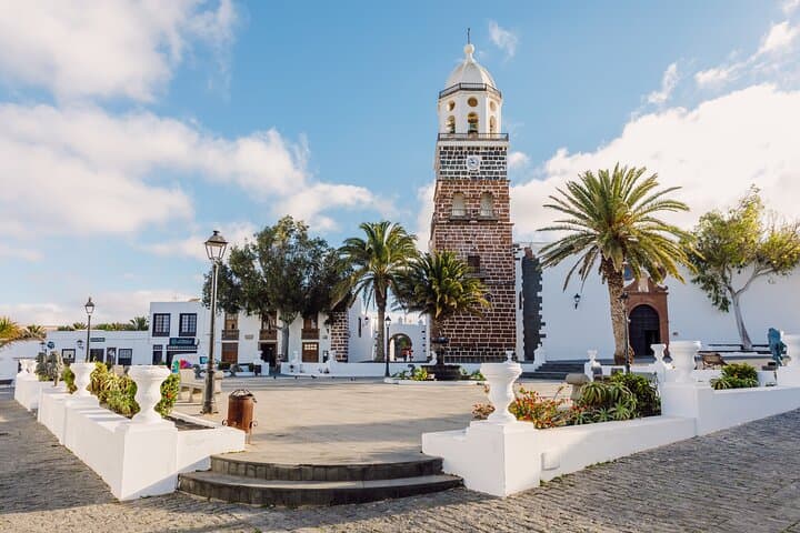 Lanzarote Private DayTrip to Teguise Market & Volcanic LagOmar