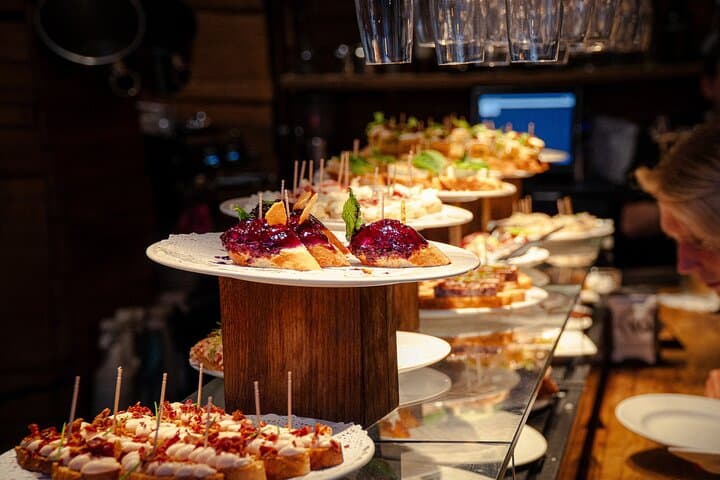 Barcelona Old City Guided Tour with Tapas and Drinks