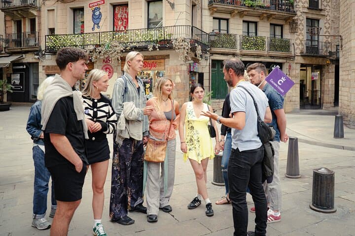Barcelona Old City Guided Tour with Tapas and Drinks