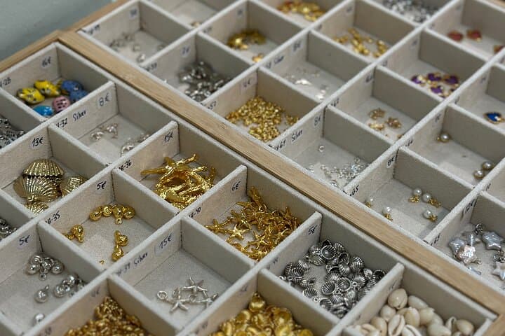 Barcelona: Get your Permanent Bracelet - Jewelry Experience