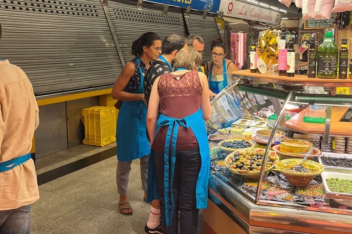 Market tour: discover fresh local products and authentic Spanish gastronomy.
