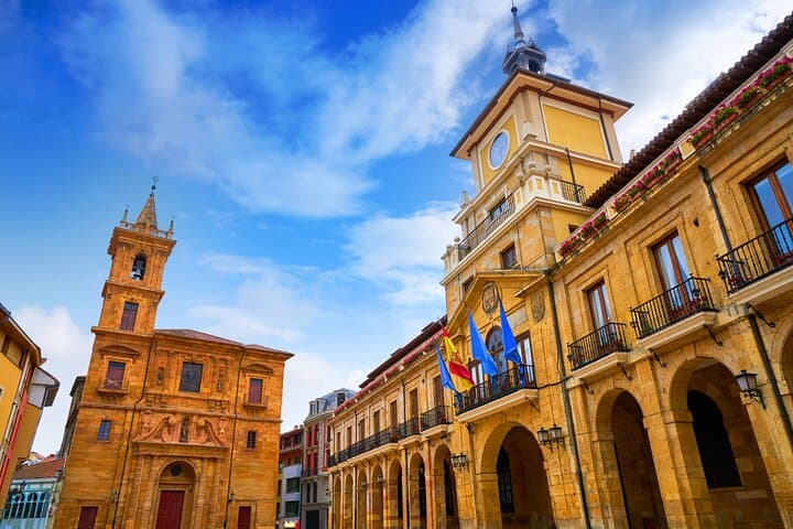 Private Tour Historic Center and Cathedral of Oviedo with tickets