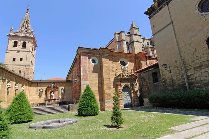Private Tour Historic Center and Cathedral of Oviedo with tickets