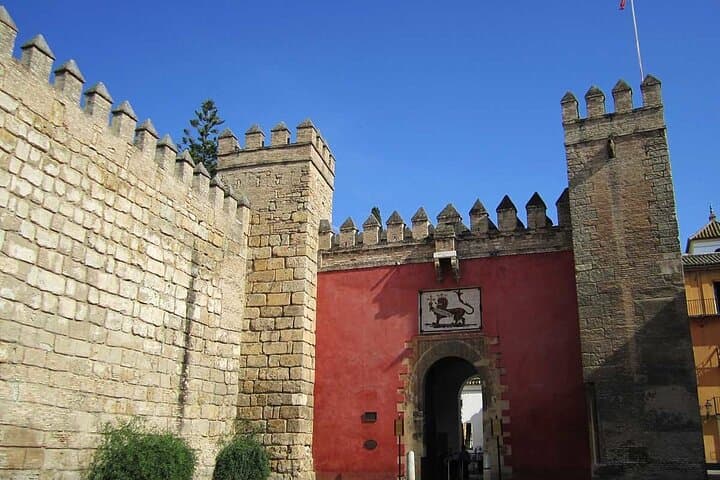 Seville in 2 Hours : History, Legends and Life of the City