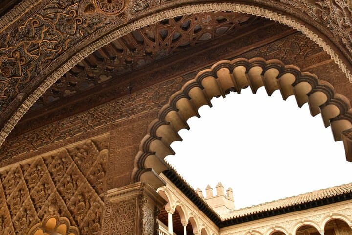 Seville in 2 Hours : History, Legends and Life of the City
