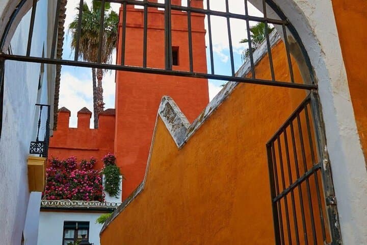 Seville in 2 Hours : History, Legends and Life of the City