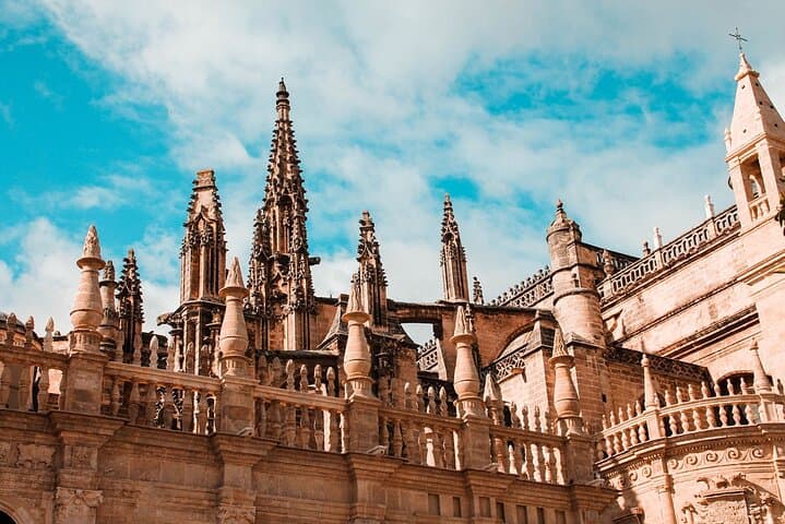 Seville in 2 Hours : History, Legends and Life of the City