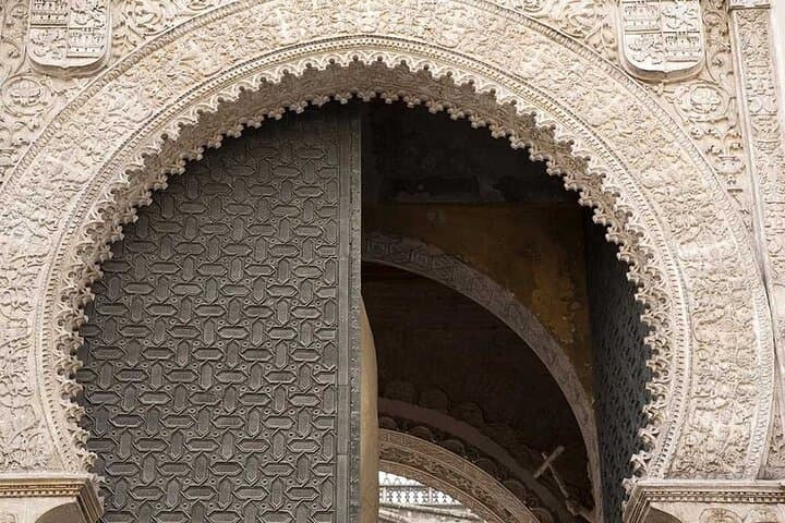 Seville in 2 Hours : History, Legends and Life of the City